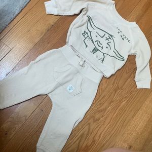 Baby gap boys size 12-18 months worn once. Baby yoda. Star wars beije outfit